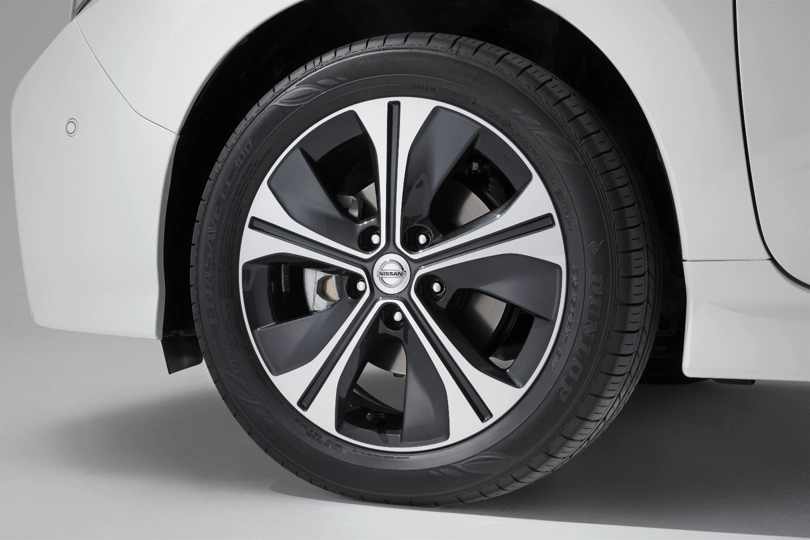 Aero wheels on the new Nissan Leaf