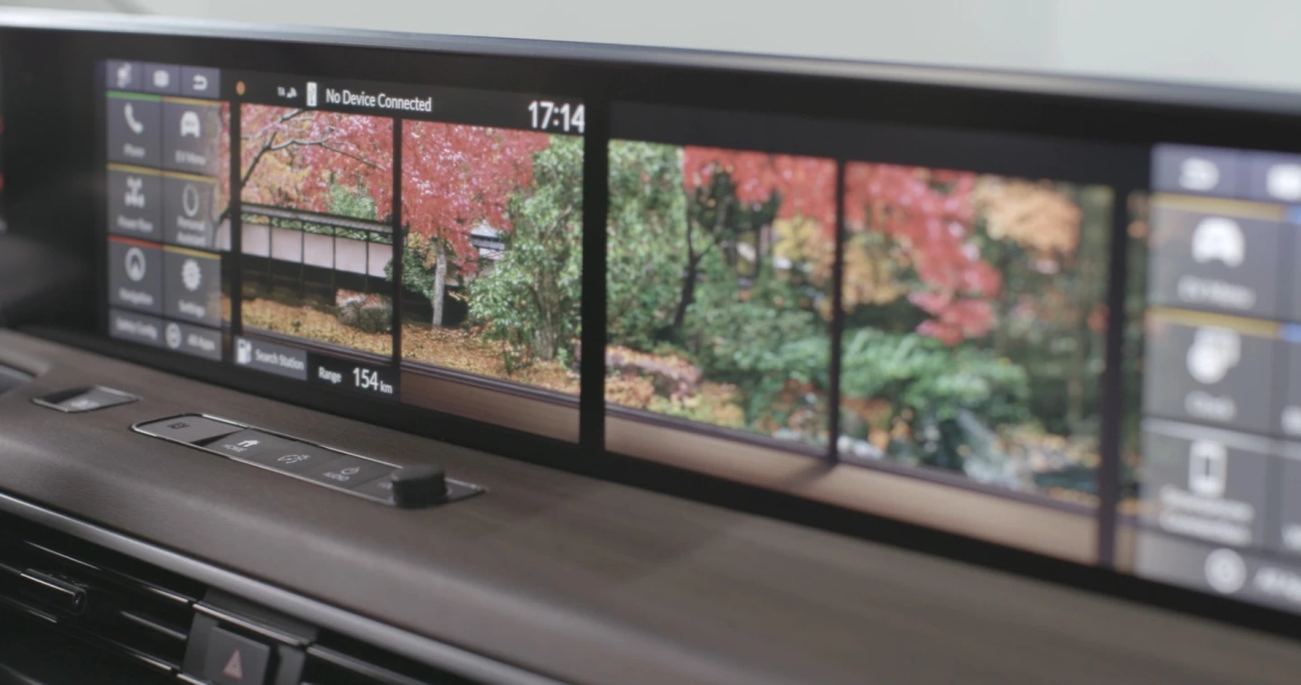 The two central screens are incredibly customizable – even down to a choice of wallpaper to personalize your dash
