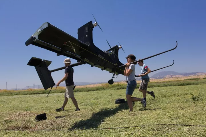 Tethered to the base station, Wing 7 flying wind turbine ascends to a height of 1,300 feet (400m) where it generates up to 20-kilowatt of power