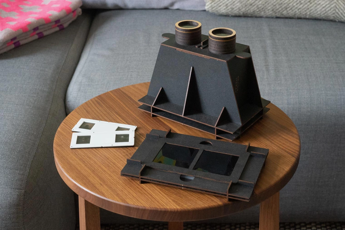 The Emulsia Stereo stereoscope likewise has an old-timey look