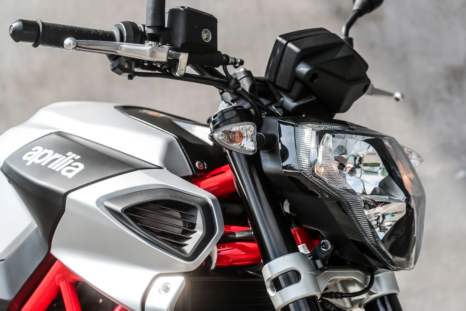 The instrument cluster is now contained in the same 4.3 inch screen found on the RSV4 and the Tuono 4
