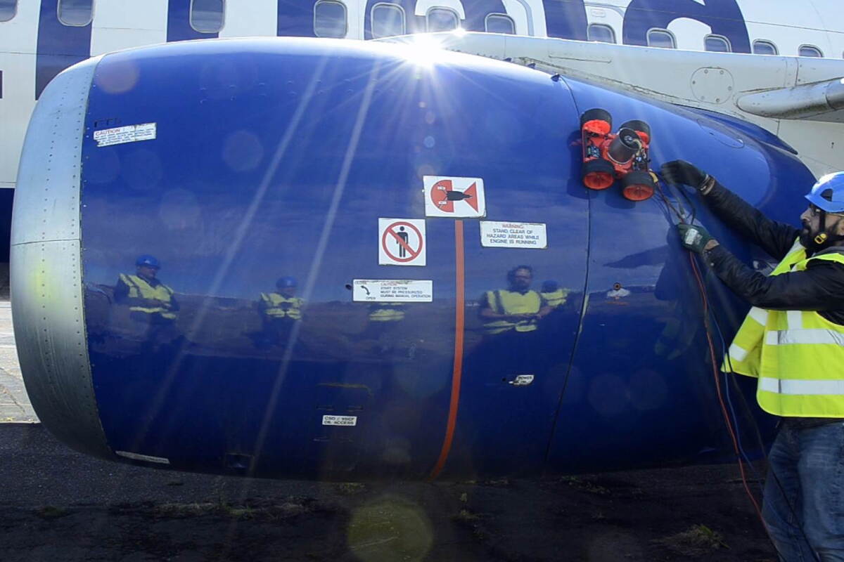 Aircraft-inspecting robot successfully climbs a 737