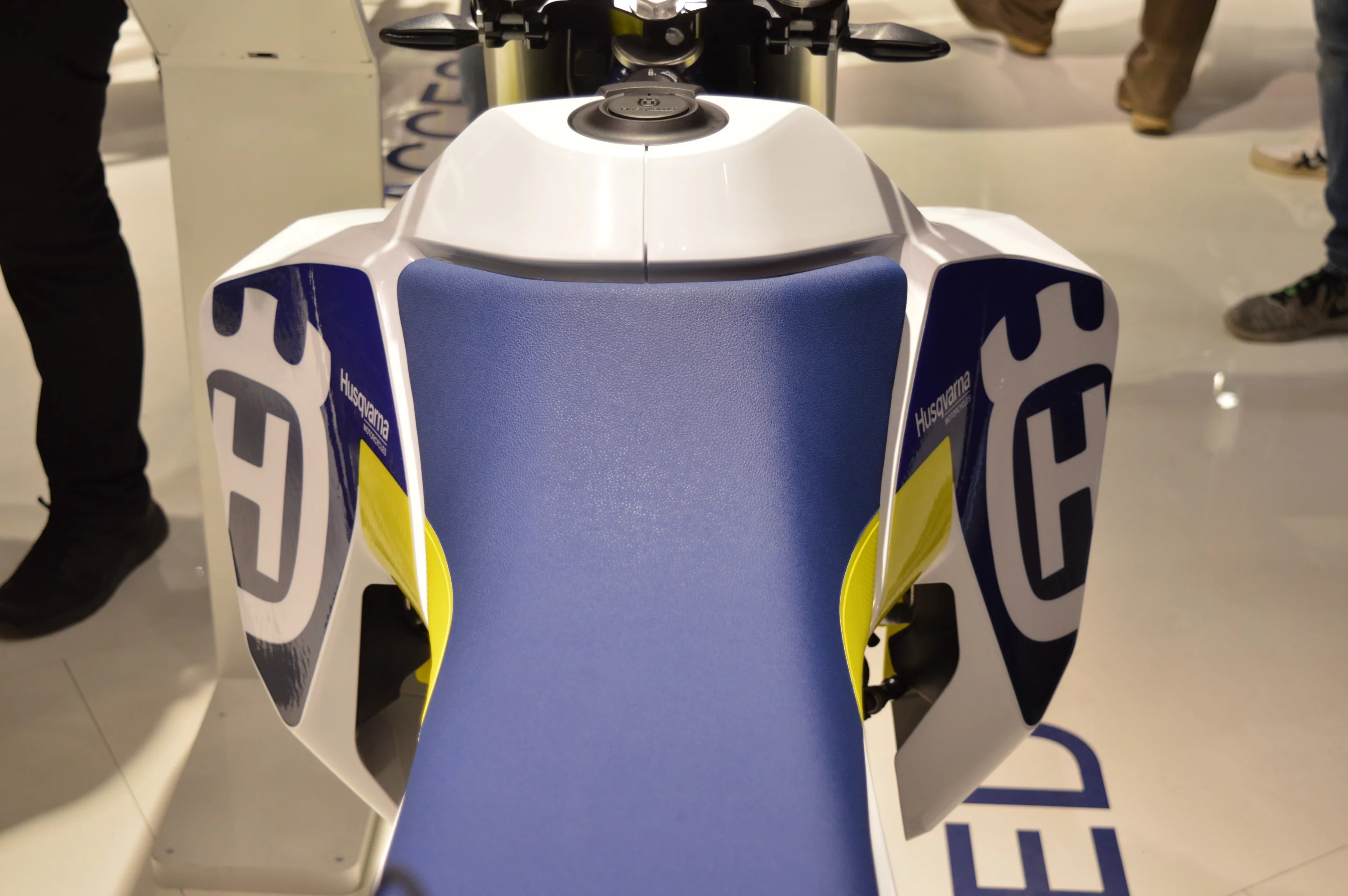 The Husqvarna 701 Enduro LR comes equipped with a 25-liter fuel tank, almost double the standard 13-liter unit of the base model. Seems to keep the fuel quite high up though, as the bottom parts of the extended sides appear to be hollow