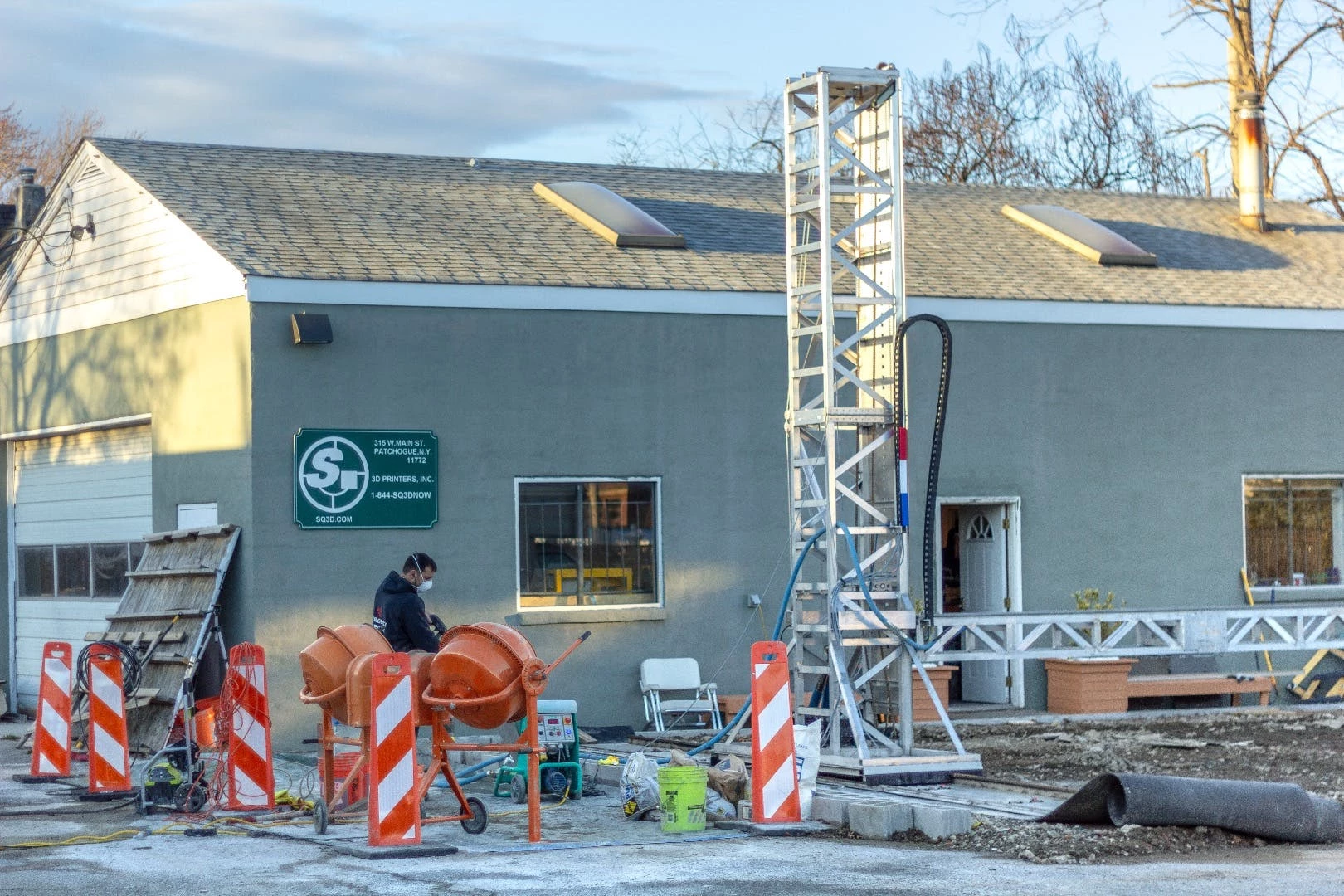 The 500-sq-ft (46-sq-m) structure recently constructed was built in a similar fashion to other 3D-printed houses we've seen