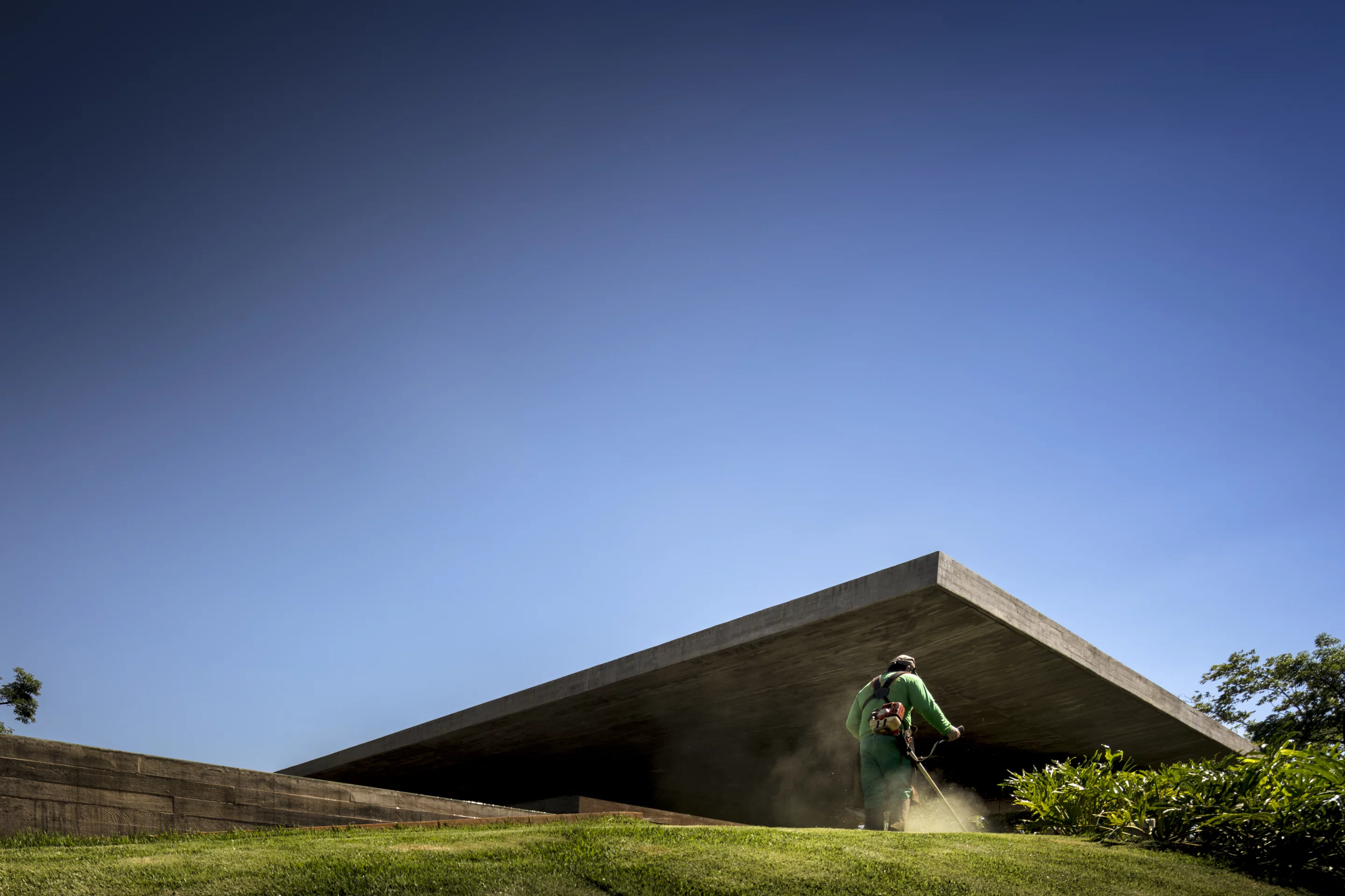 Planar House sits at the highest point of the plot and overlooks the surrounding landscape