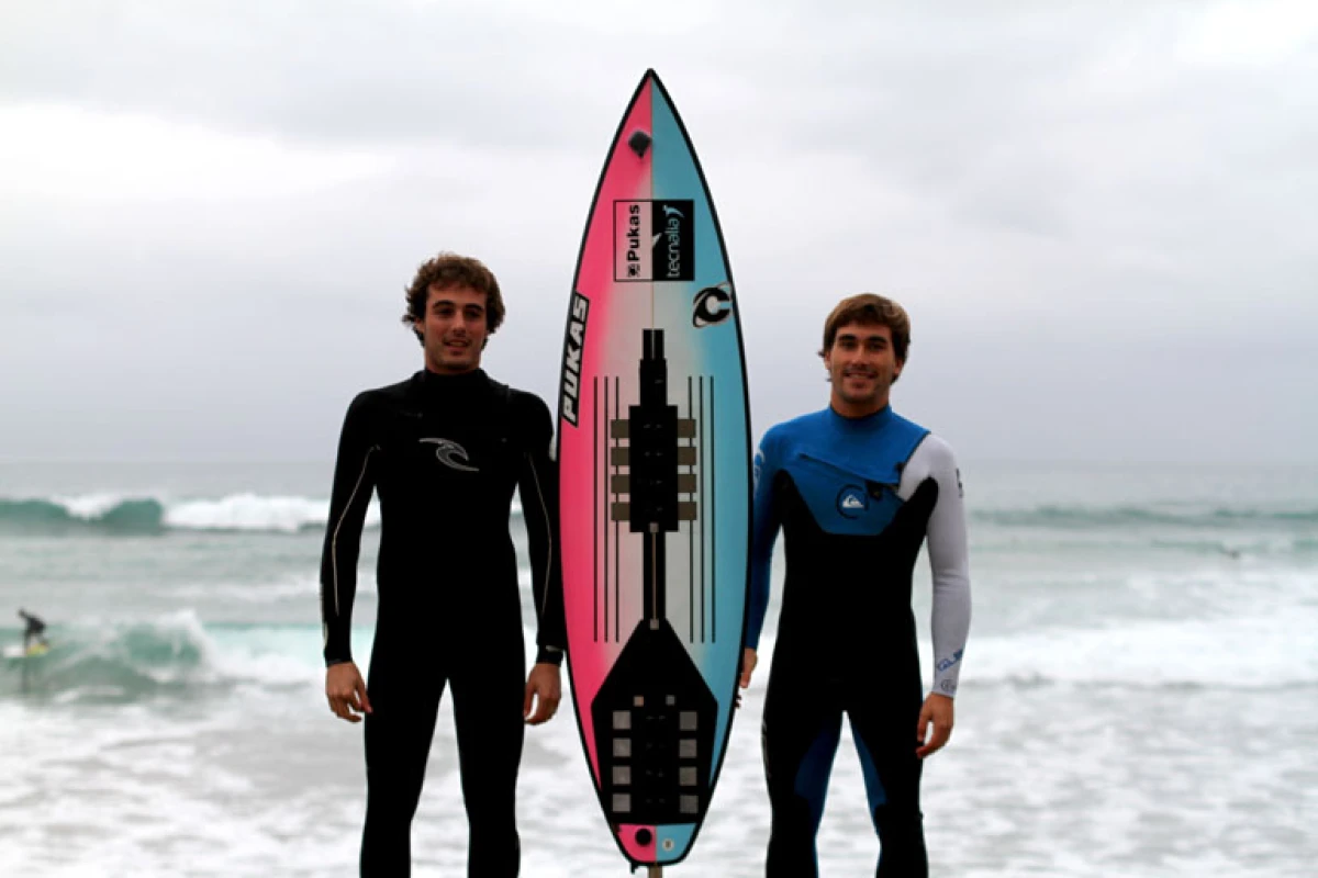 Mario Azurza and Aritz Aranburu with the high-tech surfboard