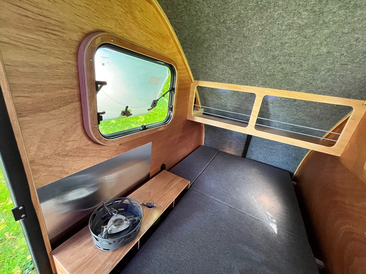 The trailer's cabin has a ceiling height of 135 cm (53 in)