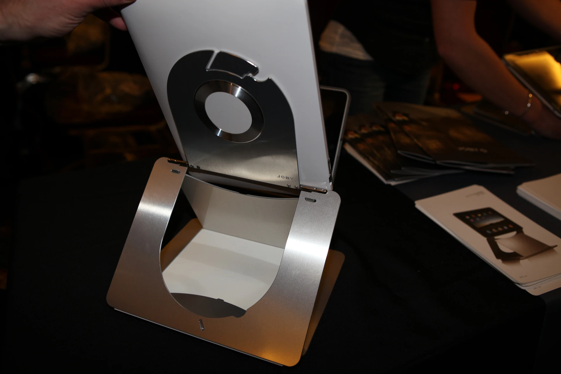 The swivel mechanism on the iPad support of the Ori stand