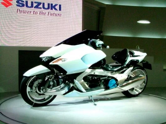 The G-Strider is as interesting and radical as it looks, and in many ways it builds on the direction taken by the Burgman 650cc scooter we tested last year and simply bristles with new ideas and functionality.