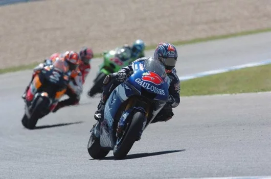 Two factory riders in Biaggi (Honda) and Edwards (Yamaha) had a lacklustre day fighting back from poor qualifying positions to gain a handful of points.
