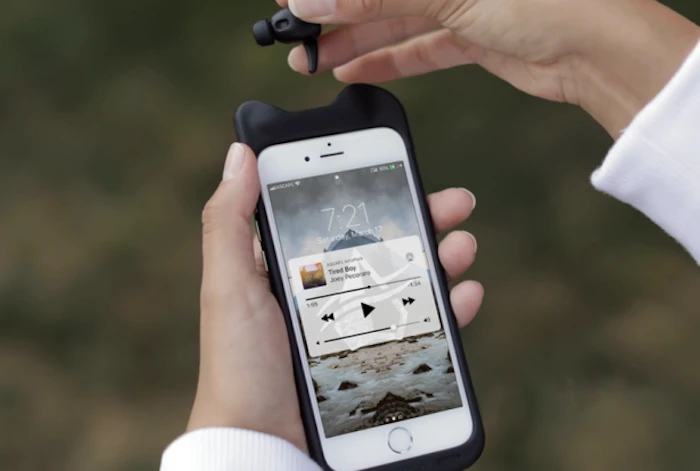 Ascape Audio has unveiled SoundFlow, a pair of earbuds that tuck away neatly inside a phone case that also charges them up