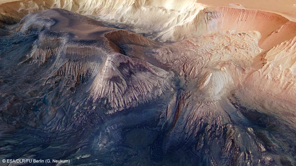 A flat-topped mesa is located in the center of Hebes Chasma and rises to a similar height as the surrounding plains (Credit: ESA/DLR/FU Berlin (G. Neukum), CC BY-SA 3.0 IGO)