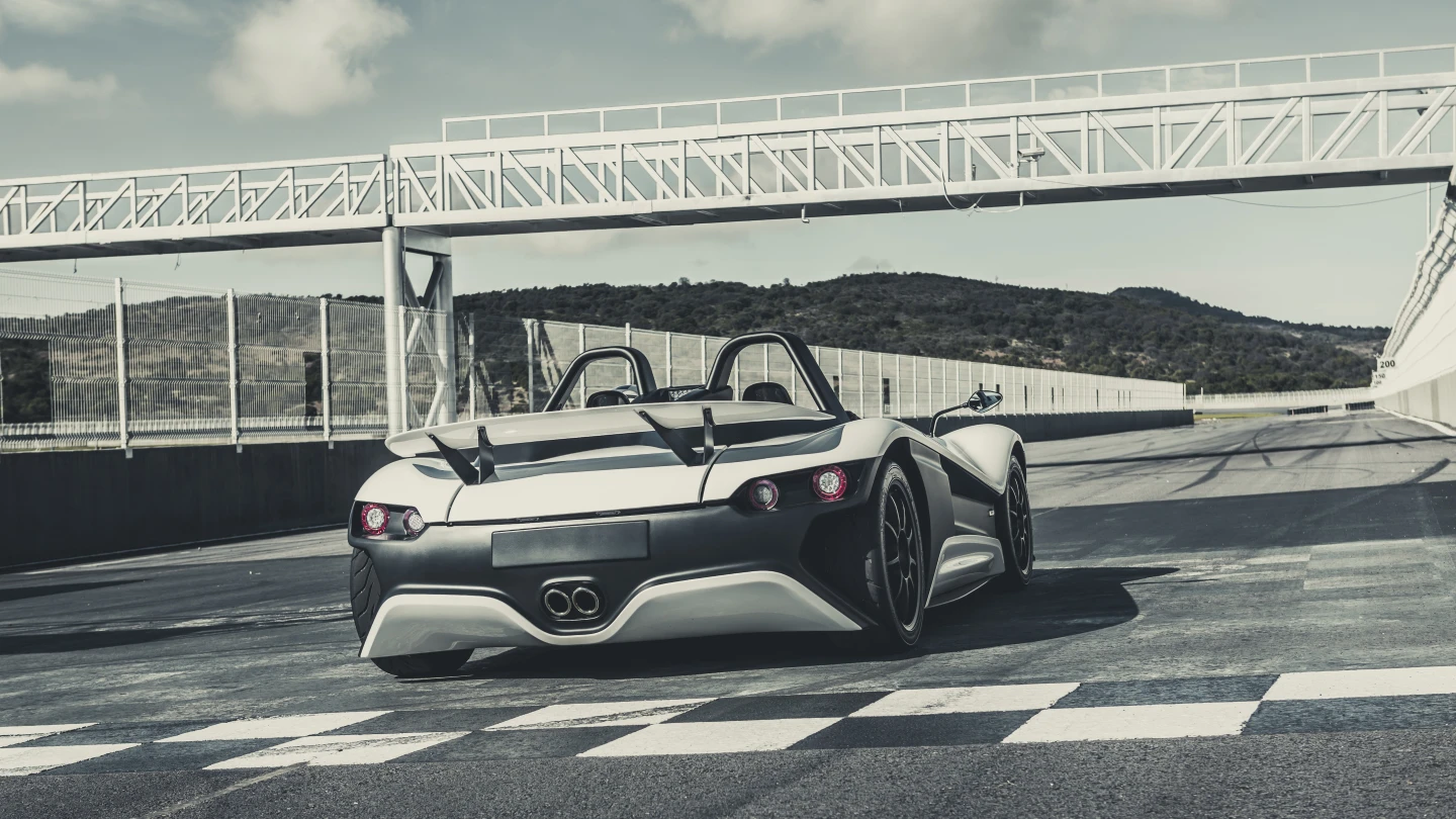 VŪHL 05 uses aerodynamic tricks, like fixed rear spoiler, diffuser and fore and aft air splitters