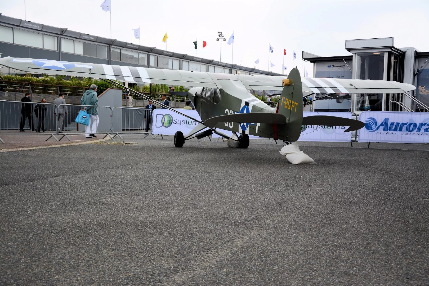 "Omaha Beach, June 6, 1944" is written on the side of this Piper PA-18-125 Super Cub
