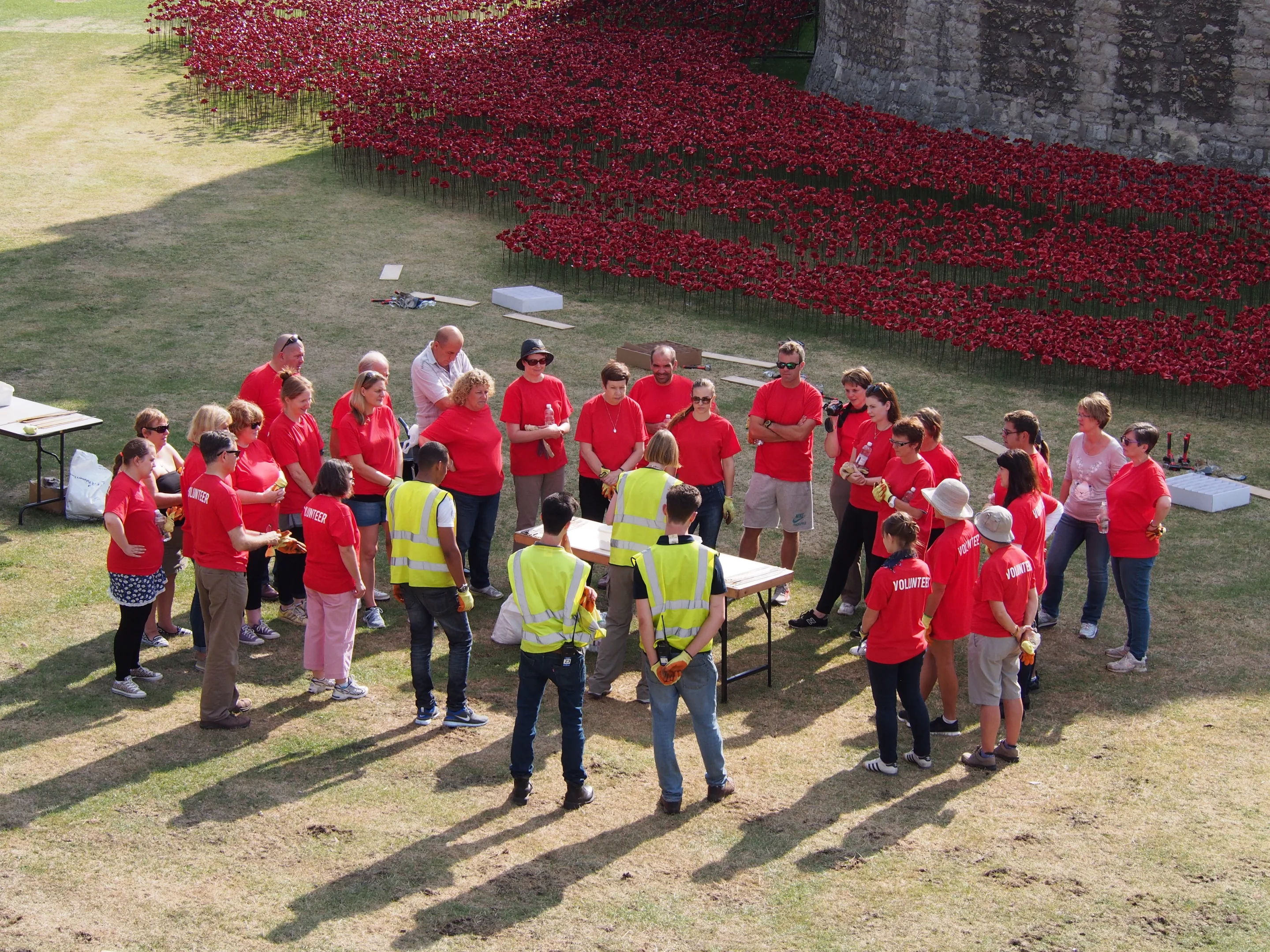 Volunteers receiving their instructions (Photo: Adam Williams/Gizmag)