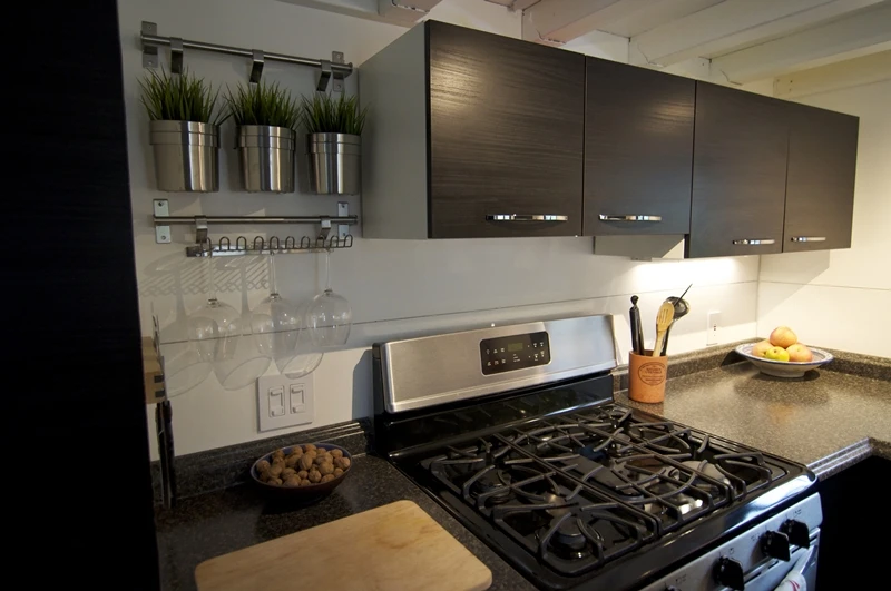The kitchen features full-size appliances such as a cooker with four gas hobs