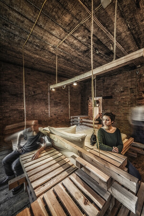 The Viennese Guest Bed provides spaces for sitting, working, storing clothes and placing objects (Photo: Hans Schubert)