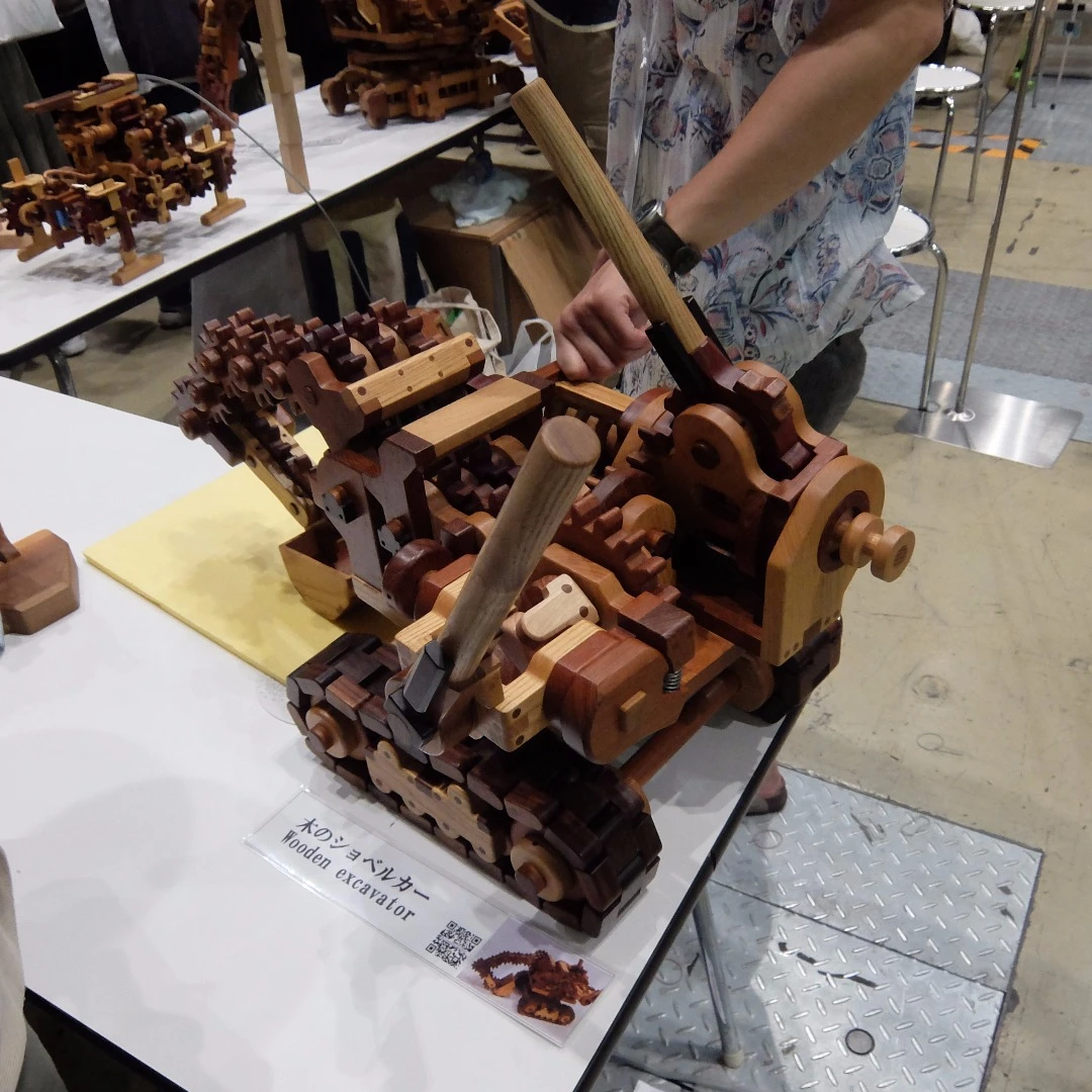 A wooden excavator from Kinohaguruma