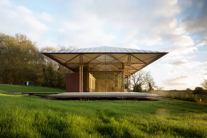 Saltmarsh House was designed by Niall McLaughlin Architects, and is located on the Isle of Wight. The project is one of 20 to feature in RIBA's 2023 House of the Year longlist