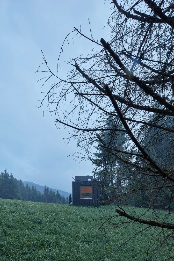 There are plenty of charming off-grid cabins tempting folks into the wilderness these days, but most tend to keep things on the simple side