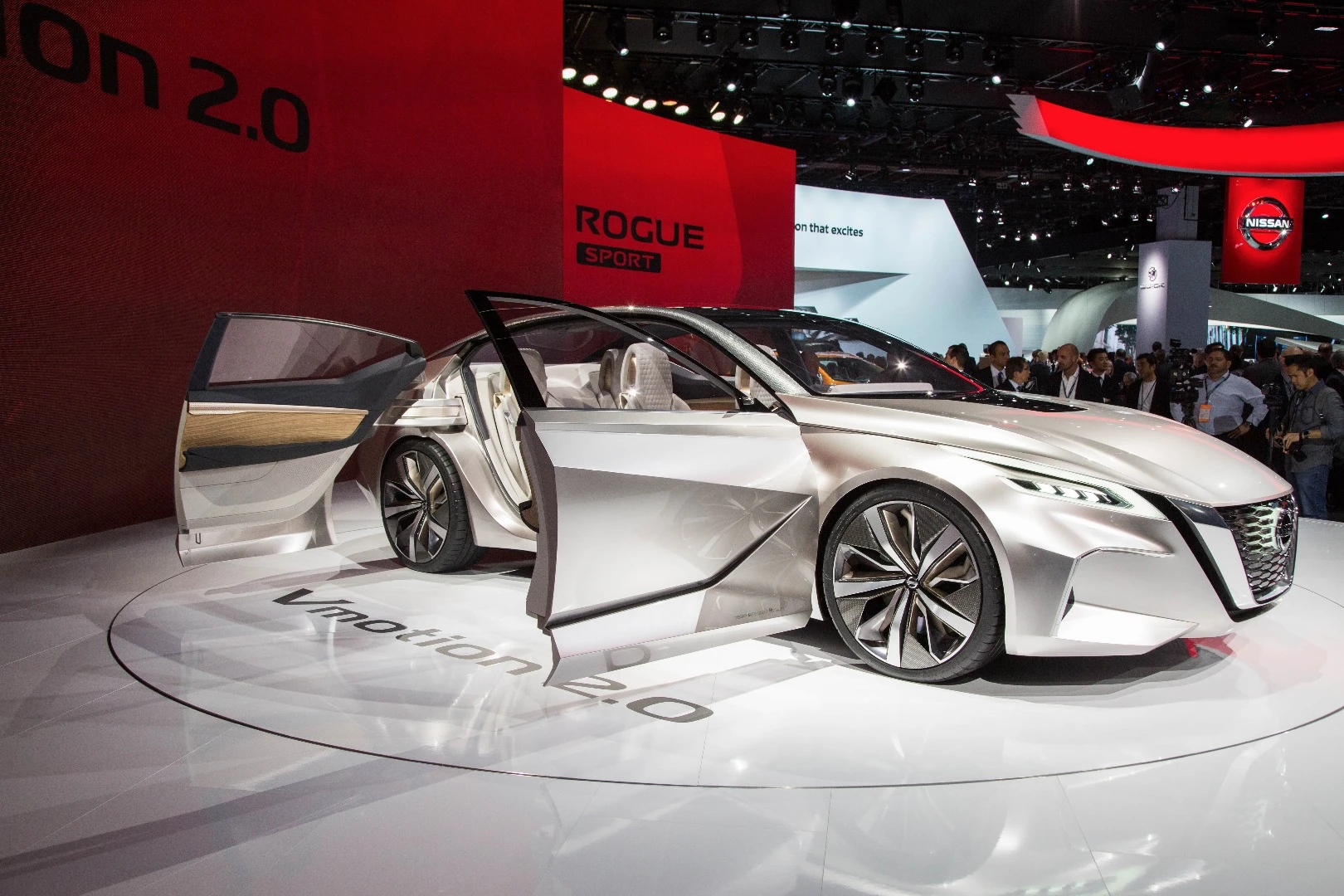 Many elements of the current-generation Nissan Vmotion design are seen in the Vmotion 2.0, but are taken to a new level