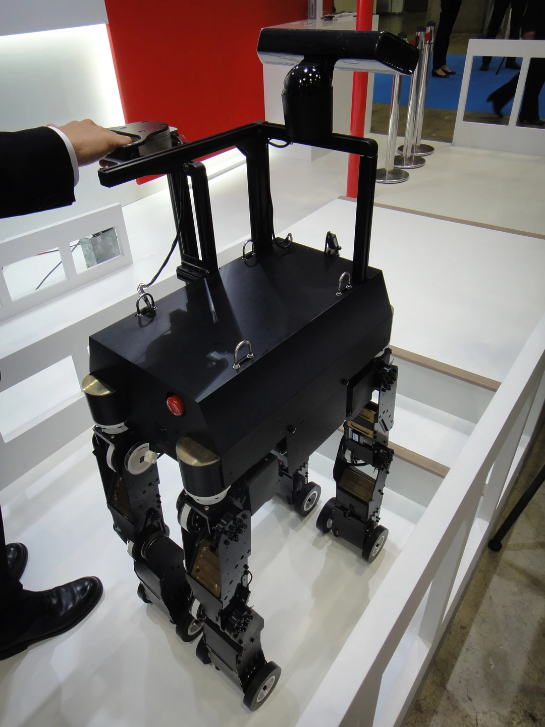 The NSK robot guide dog(Image: DigInfo)
