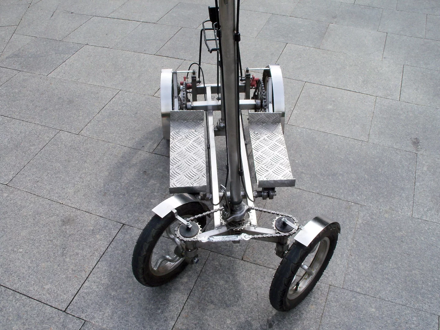 Carpii 4ciclet: uncovered steering mechanism demonstrates a pretty tight turning circle