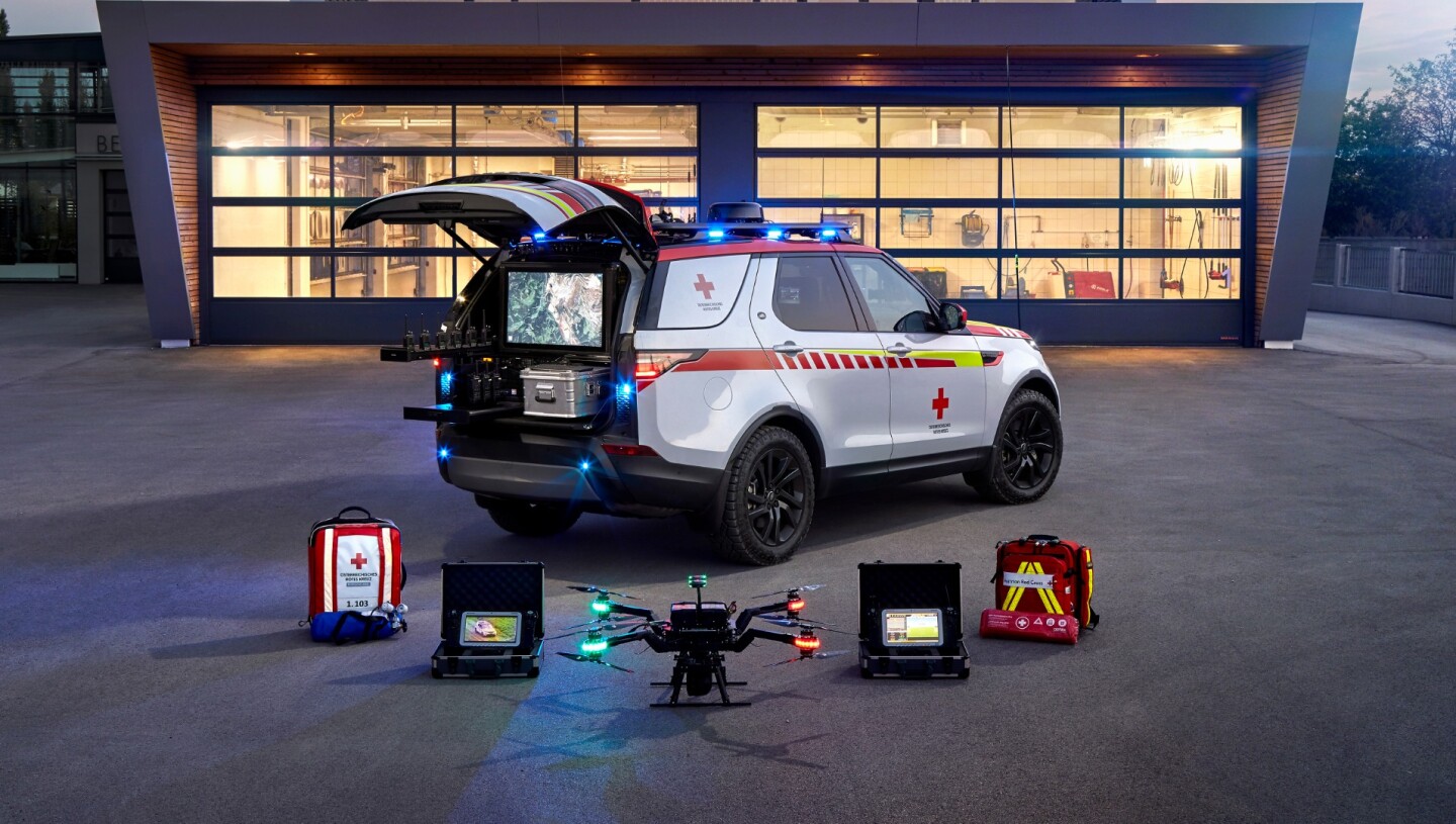 The emergency Land Rover Discovery is kitted out with four radio antennas, two mobile Wi-Fi hotspots, a satellite phone and the drone, which itself boasts thermal imaging tech to help spot people and vehicles