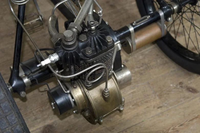 The Phébus motor tricycles were powered by French-built Aster engines