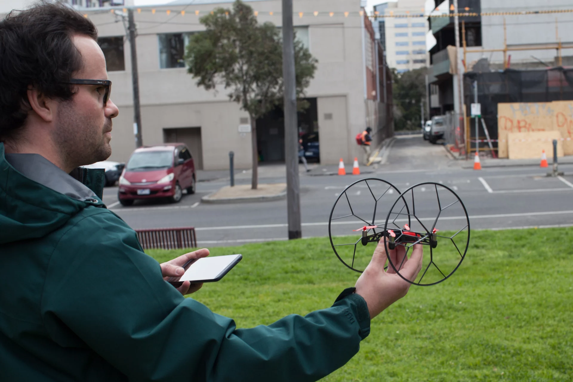 Parrot does say the Rolling Spider is an indoor and outdoor drone and we found this claim to more or less check out, at least when flying in relatively stable weather (Photo: Noel McKeegan/Gizmag)