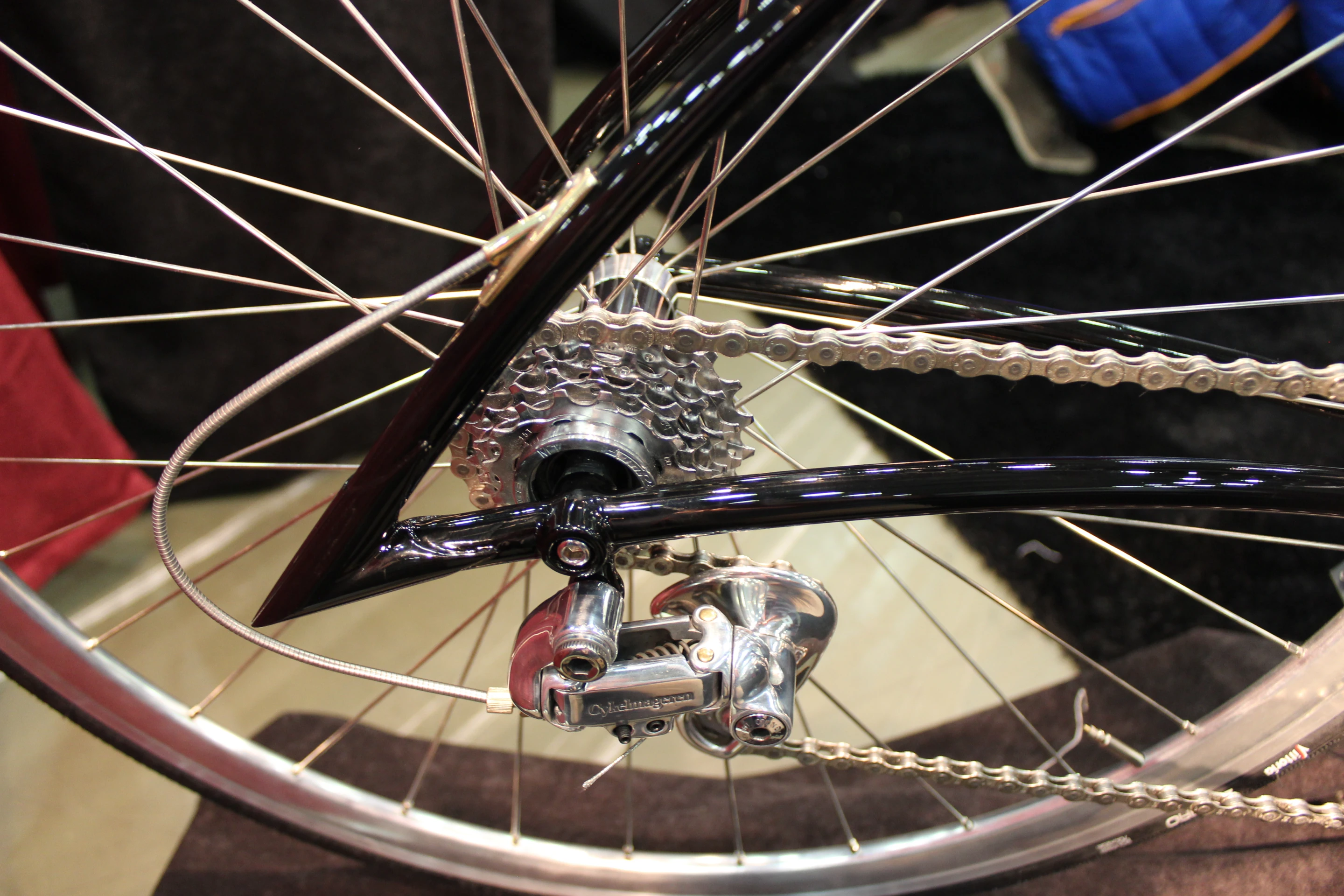 The bike utilizes a vintage Campagnolo rear derailleur, modified to work with modern indexed shifting (Photo: Ben Coxworth/Gizmag)