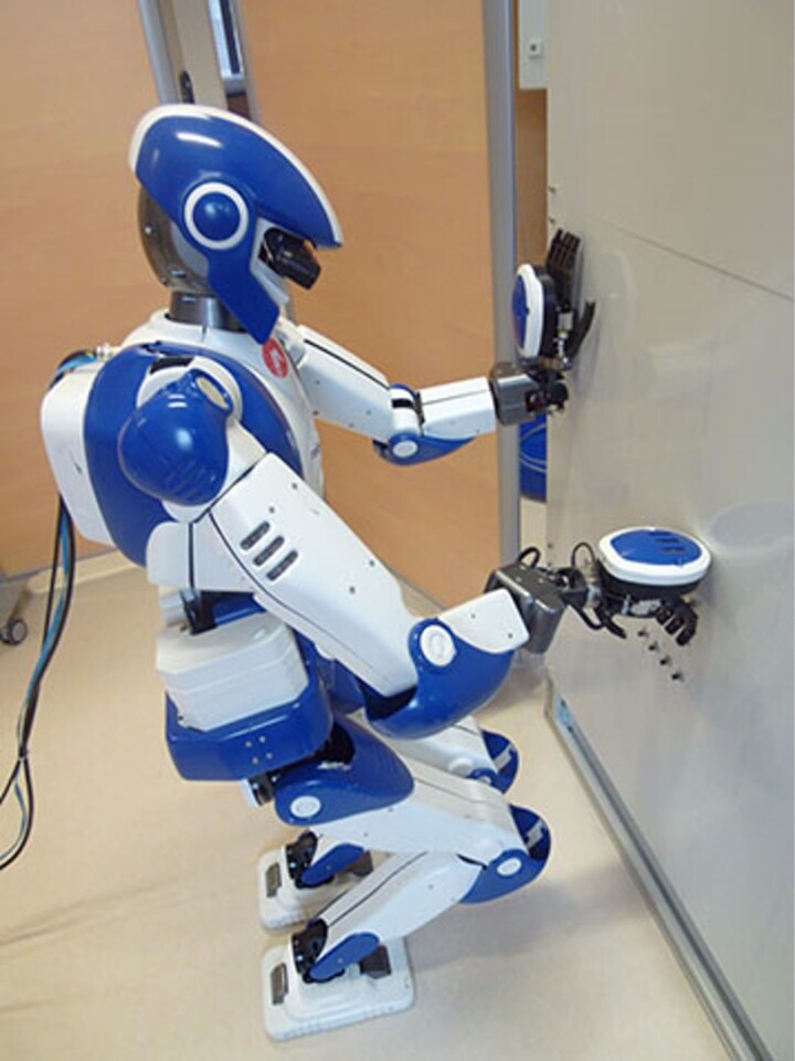 Planning and control of multi-contact movements by humanoid robots