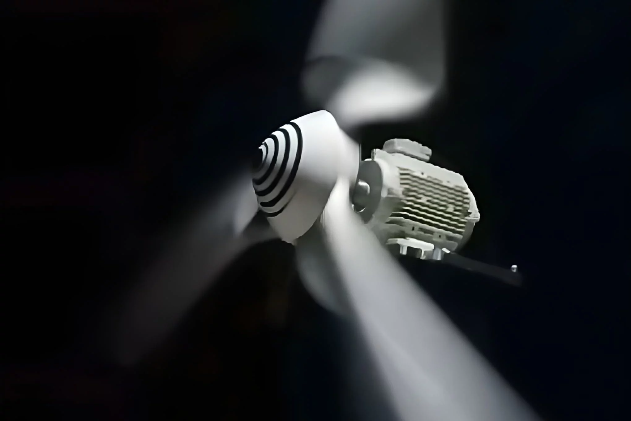 The lightweight rotors help the turbine approach the theoretical limit for wind power generation