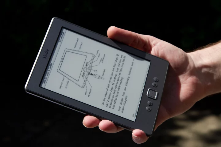 The Pearl E ink display is readable in direct sunlight