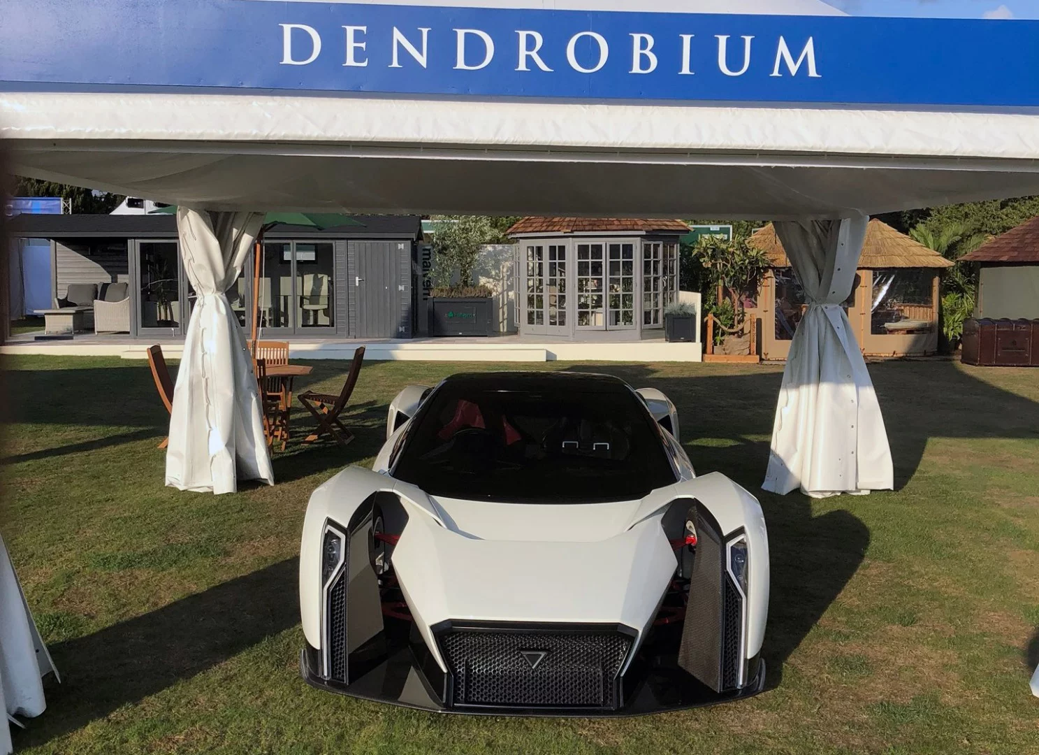 The Dendrobium D-1 electric hypercar was seen for the first time in the UK at Salon Privé. Its specs are as spectacular as its presentation, with 1,800 hp, 2,000 NM and a weight of 1,750 kgs