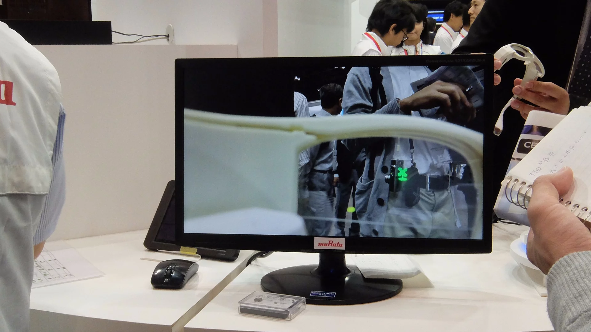 What the wearer sees in the glasses when looking at a micro sensor – in this case a green icon of a fan that can be used as a kind of cross hair to target the fan switching control