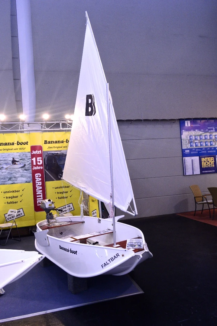 Banana-boat sailboat