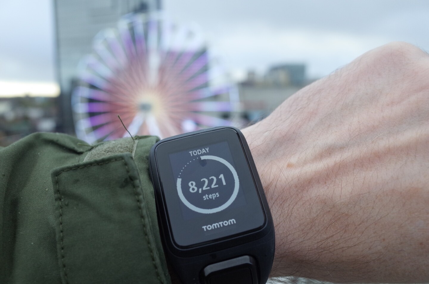 The TomTom Spark (Cardio + Music) can display your progress towards activity goals