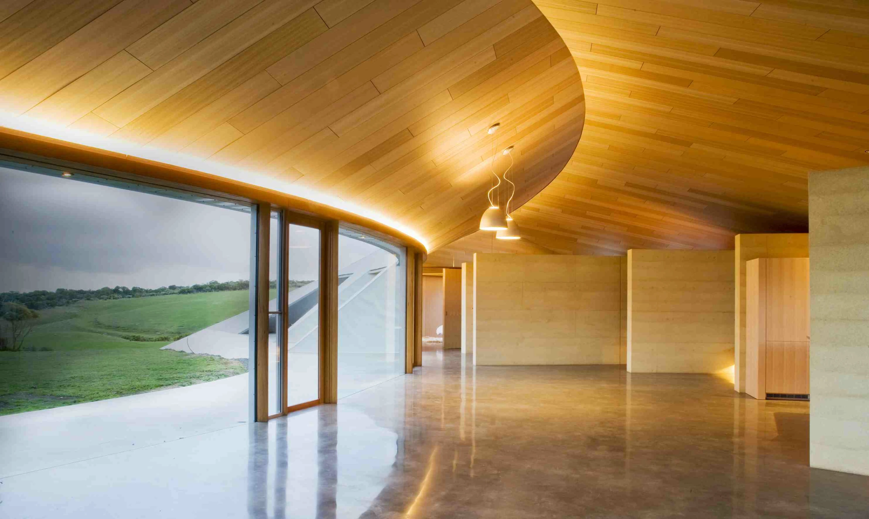 The home is shaped in the form of a half moon, which gives privacy to the outer rooms and maximizes the advantage point of the surrounding views