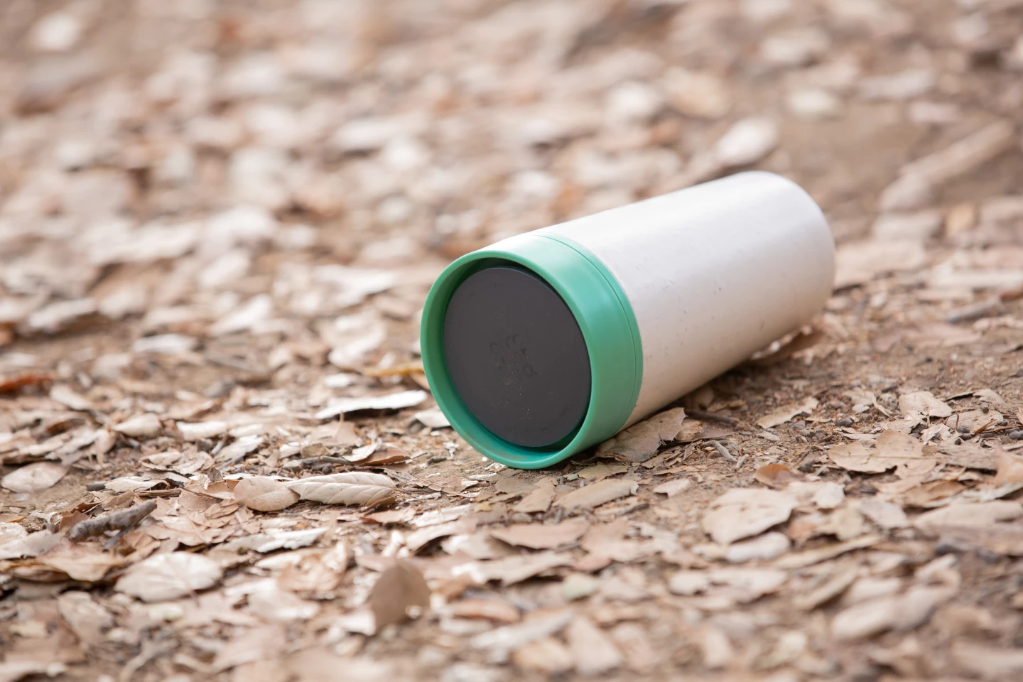 The closed lid keeps coffee from spilling and is more secure than some other lid closures