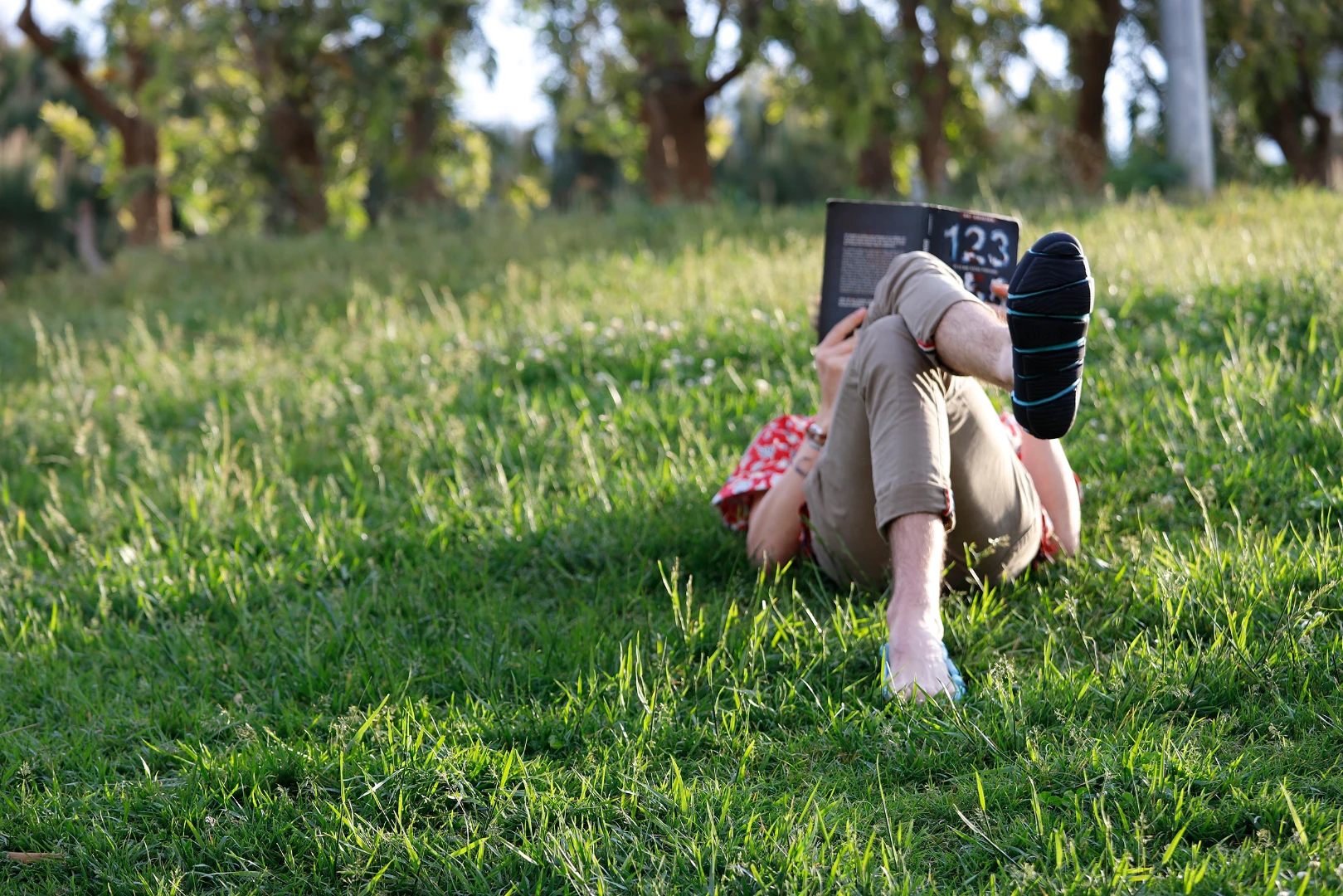 Lying by oneself in the park ... the perfect use of the flip-shoe
