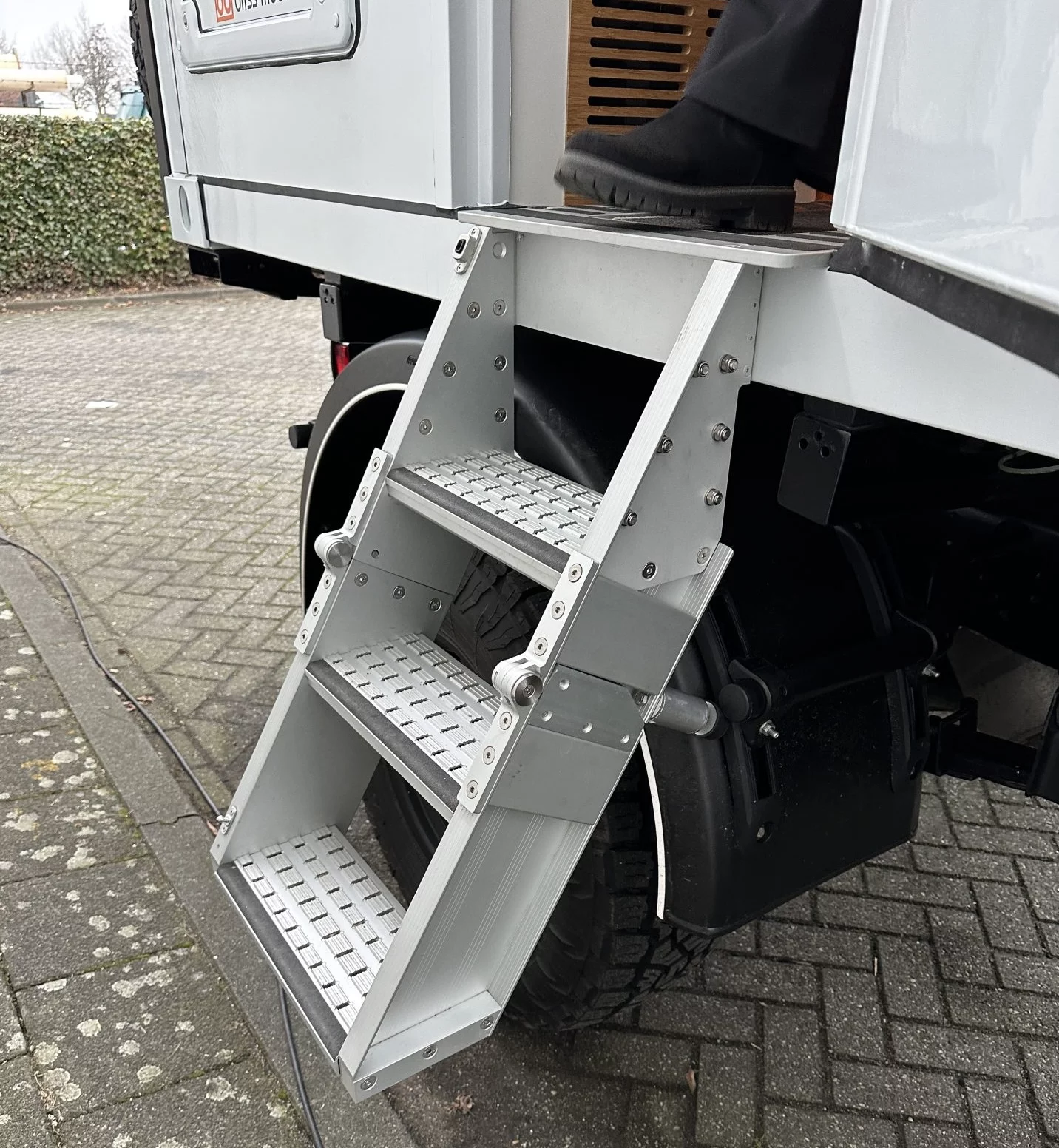Deployable steps access the side door