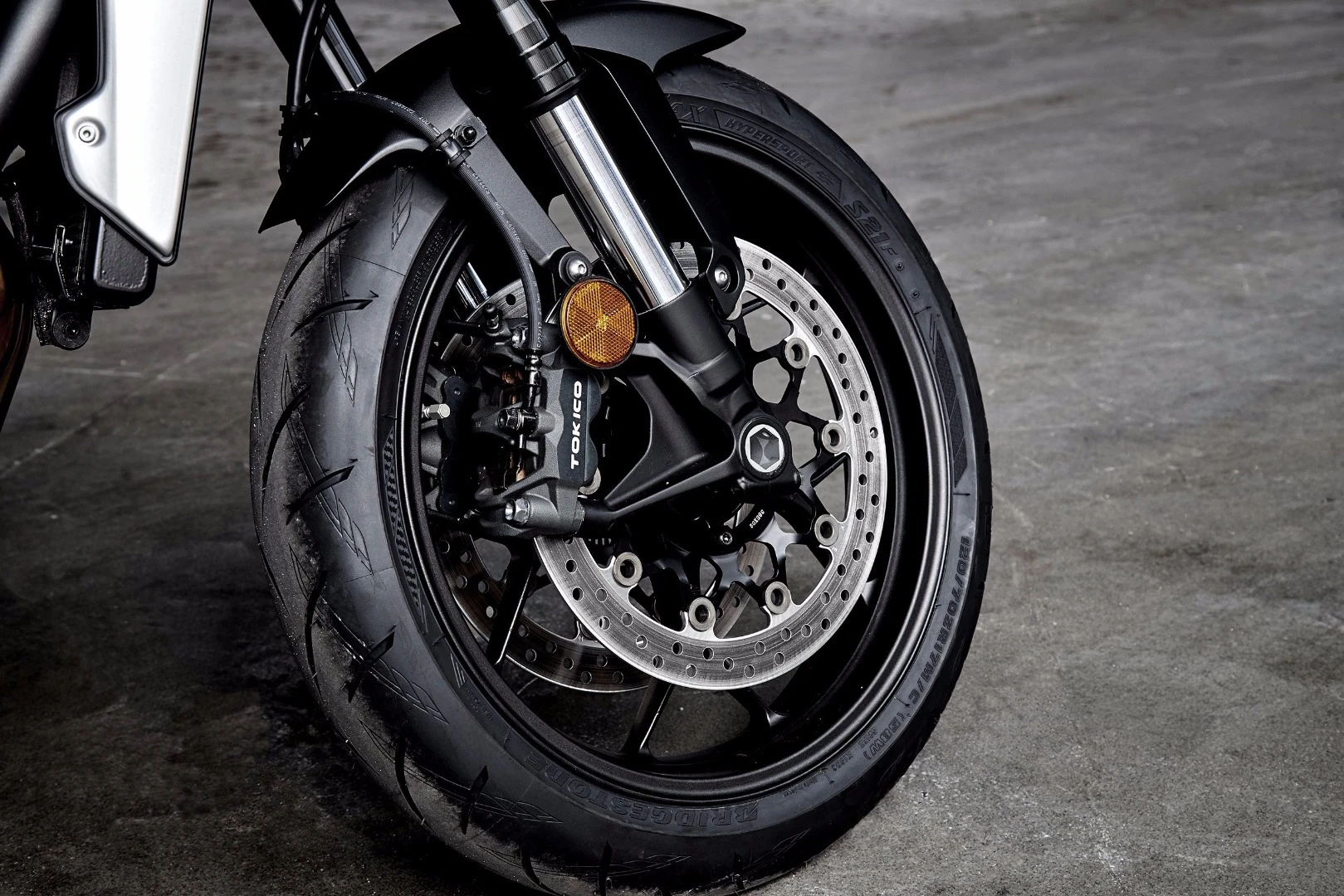 The radial four-piston Tokico calipers and Showa forks of the 2018 Honda CB1000R