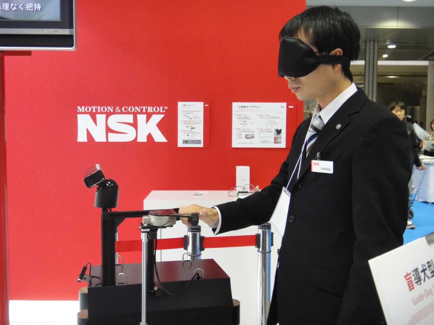 The NSK robot guide dog(Image: DigInfo)