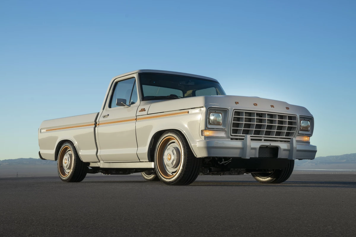 The Ford F-100 Eluminator concept sits atop 19-inch billet aluminum three-piece wheels and Michelin Latitude Sport high-performance tires