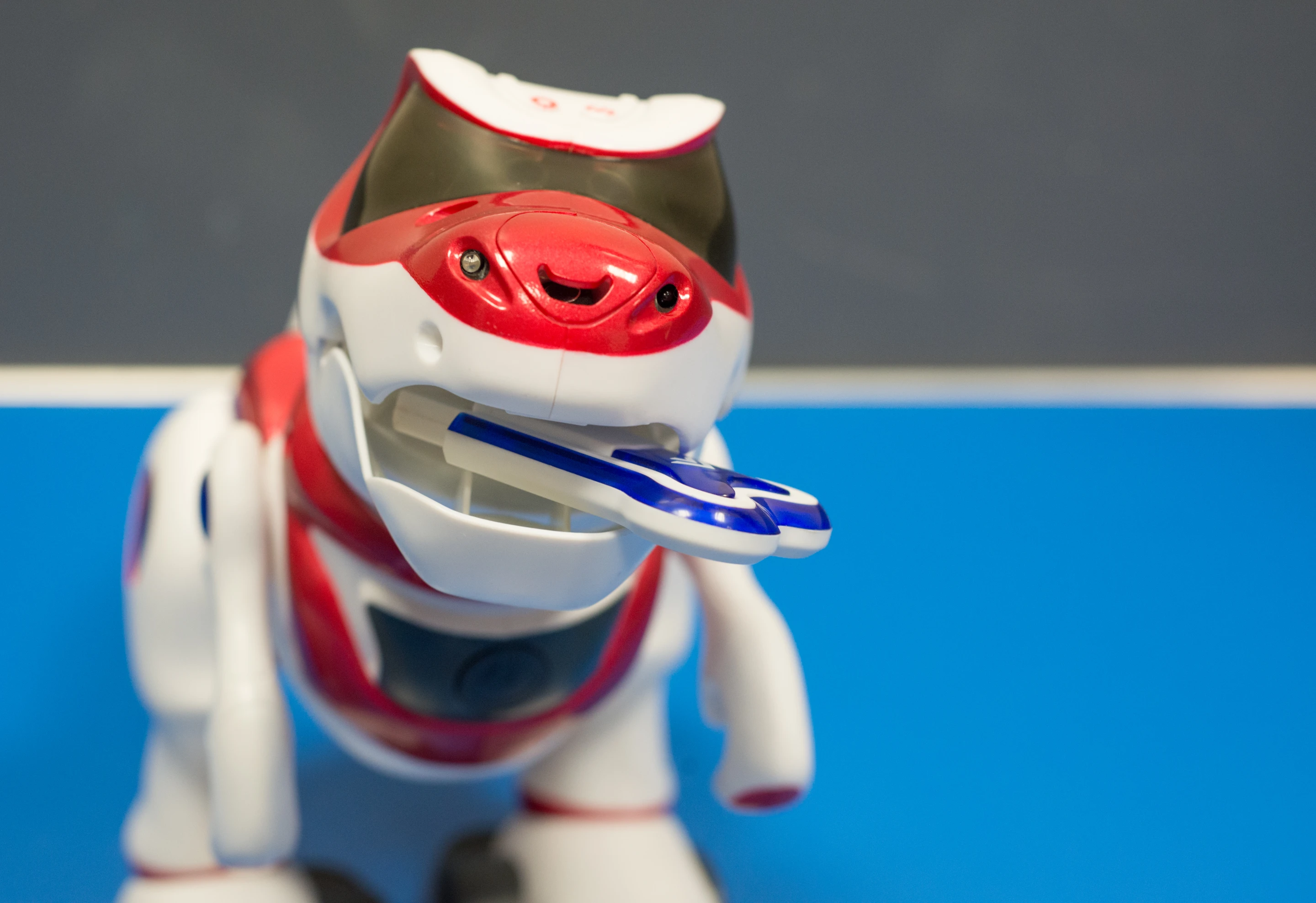 The Teksta T-Rex can also be controlled with hand gestures waved in front of its face, or a companion app for iOS or Android(Photo: Simon Crisp/Gizmag.com)