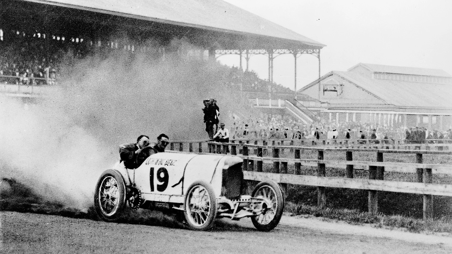 The fastest cars in history: Barney Oldfield entertained spectators all over America with his antics in the remarkable, record-breaking "Lightning-Benz"