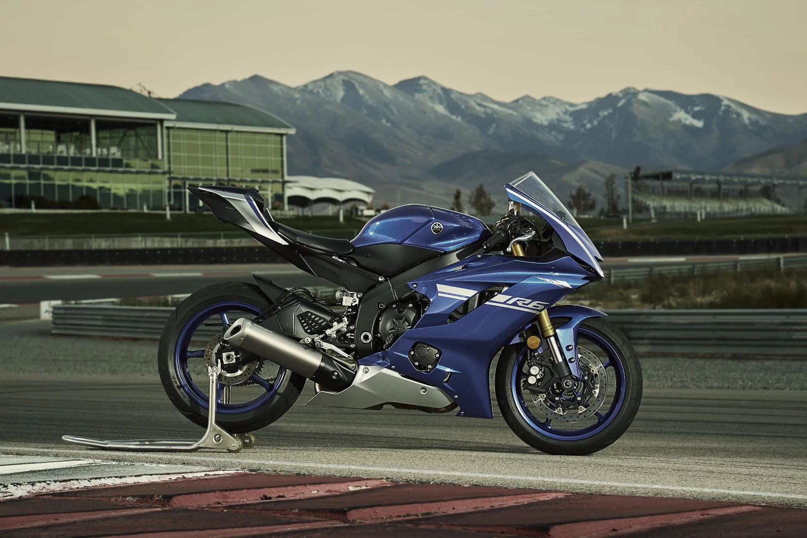 The 2017 Yamaha YZF-R6 in Race Blu color
