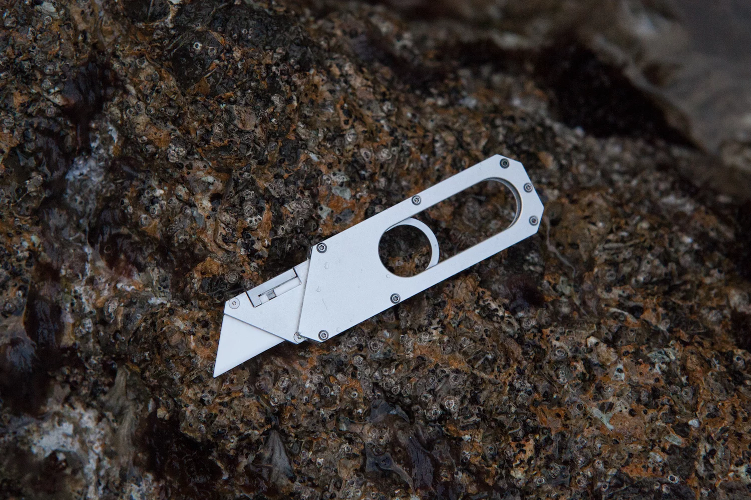 The Maker Knife measures just 7.7 mm (0.3 in) thick