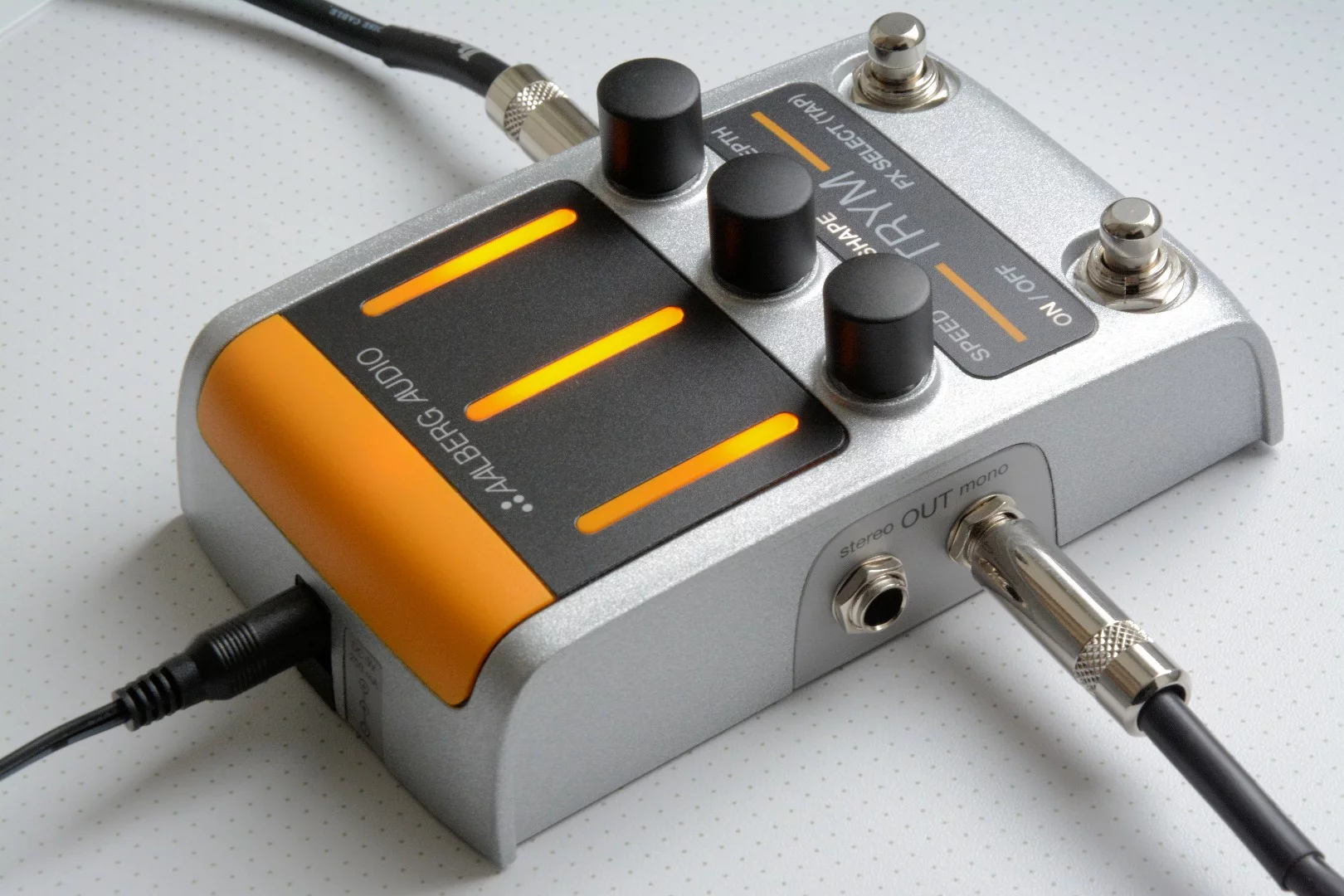 The Trym sports stereo and mono in and out jacks for mono, stereo panning, dry/wet split or dual mono configuration options